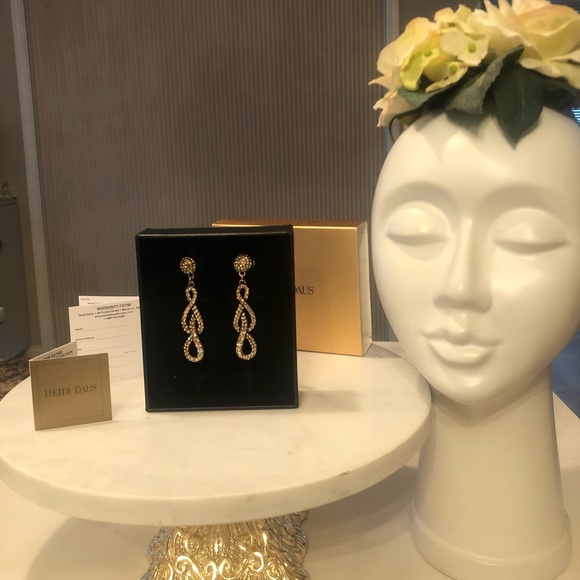 Orecchini Pendenti A Goccia Heidi Daus Elegant Laar Drop - Cristallo Crema Con Chiusura Omega